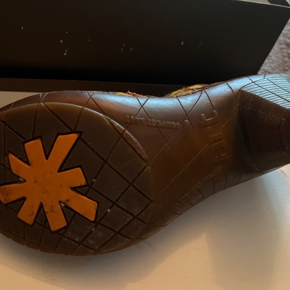 Art Shoes with Button Pattern - Picture 2 of 4
